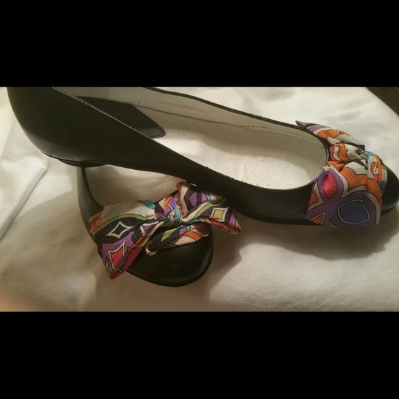 Emilio Pucci Flats w/ Pucci signature. SUPER COMFY! - Picture 5 of 7